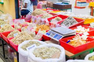 منتجع أنجونغان الشاطئي في بانكور: مجموعة متنوعة من المواد الغذائية في حاويات حمراء على طاولة