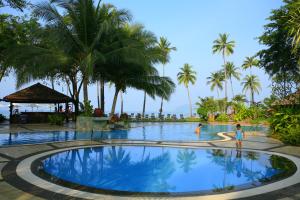 Der Swimmingpool an oder in der Nähe von Frangipani Langkawi Resort