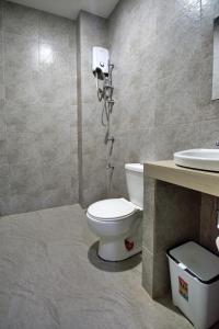 a bathroom with a toilet and a sink at Boracay Backpackers in Boracay