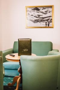 een kamer met een tafel en een laptop erop bij Hotel Martini Kaprun - including summercard in Kaprun