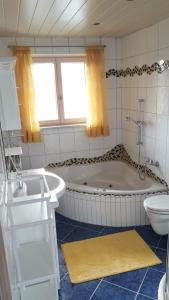 Ванна кімната в Ferienwohnung Haiberg