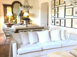a living room with a white couch and a table at La Casa del Jabonero in Cuevas Bajas