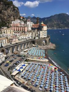 un gran grupo de barcos estacionados en un puerto en Villa La Mura, en Atrani