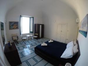 sypialnia z łóżkiem i pokój z oknem w obiekcie Villa La Mura w mieście Atrani
