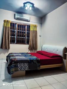 Postel nebo postele na pokoji v ubytování HOMESTAY GOMBAK PERMAI
