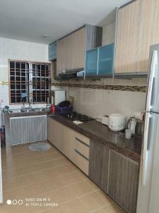 Kuchyň nebo kuchyňský kout v ubytování HOMESTAY GOMBAK PERMAI