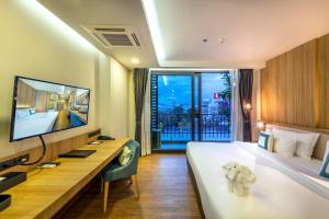TV a/nebo společenská místnost v ubytování PLAAI Prime Hotel Rayong SHA Extra Plus