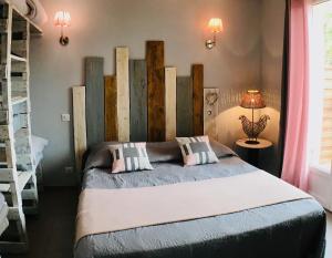 מיטה או מיטות בחדר ב-Gîtes Le Mas Guiraud