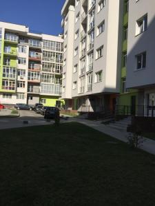 szereg wysokich budynków na parkingu w obiekcie Scandinavian apartment w Lwowie