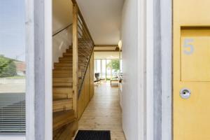 un pasillo de una casa con una escalera de madera en Berger Hof en Kressbronn am Bodensee