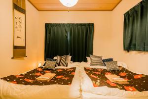 two beds sitting next to each other in a room at Hakusan House in Tokyo