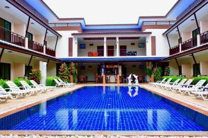Bazén v ubytování Phangan Island View - SHA Extra Plus nebo v jeho okolí