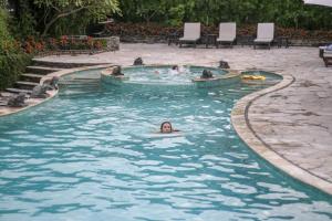 Der Swimmingpool an oder in der Nähe von Temple Tree Resort & Spa