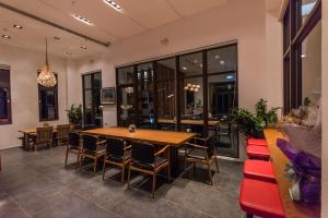 a dining room with a table and chairs at THE ONE-Liuqiu in Xiaoliuqiu