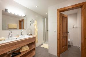 Koupelna v ubytování Hotel Garni Tirolerhof + 29 fotografií