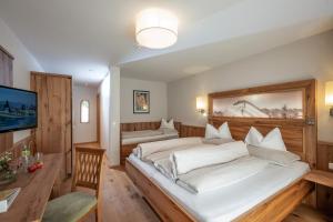 Postel nebo postele na pokoji v ubytování Hotel Garni Tirolerhof