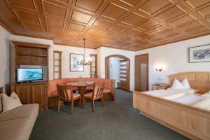 Postel nebo postele na pokoji v ubytování Hotel Garni Tirolerhof