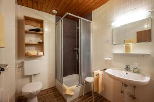 Koupelna v ubytování Hotel Garni Tirolerhof