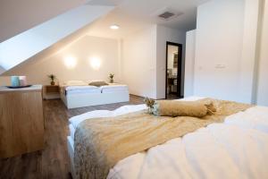 Llit o llits en una habitació de Guesthouse Stari Mayr