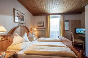 Postel nebo postele na pokoji v ubytování Hotel Garni Tirolerhof