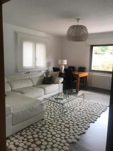 een woonkamer met een bank en een tafel bij Casa de Campo in Potes