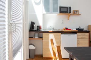 una cucina con mobili bianchi e un piano di lavoro di Apartment11 Wartburg a Colonia Altre 21 foto