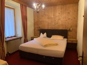 Postel nebo postele na pokoji v ubytování Hotel Garni Tirolerhof
