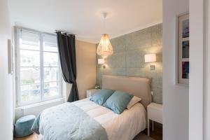 En eller flere senge i et værelse på Sweet Home Paramé Saint Malo Petite vue mer