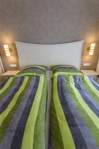 dos camas sentadas una al lado de la otra en un dormitorio en Kurmittelhaus Wagner, en Willingen