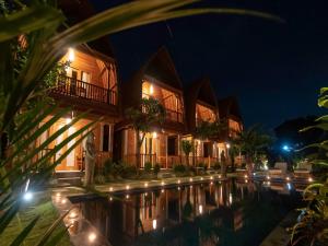 une villa avec une piscine la nuit dans l'établissement D'jineng Rice Terrace Canggu, à Canggu
