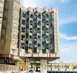 Tòa nhà nơi khách sạn tọa lạc