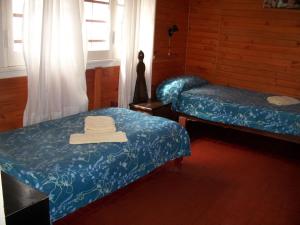 a room with two twin beds and a window at Hotel Royal in San Clemente del Tuyú