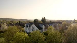 een groep huizen in een stad met bomen bij Hotel Blankenfeld in Wetzlar