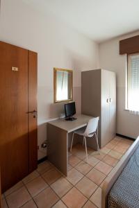 una camera con scrivania e computer di Albergo La Rovere a Roverbella