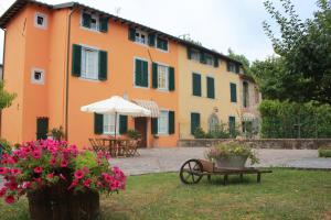 A garden outside Bed & Breakfast Lucca Fora