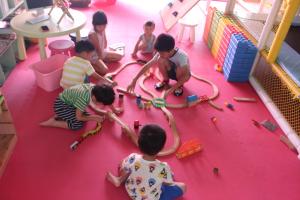 安平的住宿－安平我小時候設計旅店（親子|藝術|體驗教育），一群孩子在地板上玩玩具