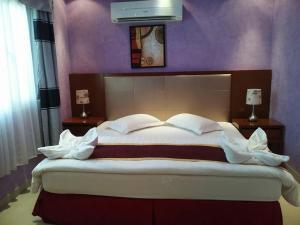 Postel nebo postele na pokoji v ubytování Horizon Hotel Apartments - الأفق للشقق الفندقية