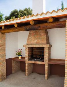 un horno de pizza al aire libre con techo en Casa Rural Rosa Blanca, en Los Teatinos