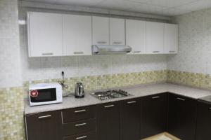 Kuchyň nebo kuchyňský kout v ubytování Horizon Hotel Apartments - الأفق للشقق الفندقية
