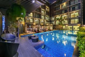 Bazén v ubytování PLAAI Prime Hotel Rayong SHA Extra Plus nebo v jeho okolí