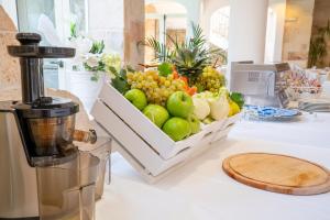 a basket of fruit on a counter with a juicer at Covo dei Saraceni in Polignano a Mare