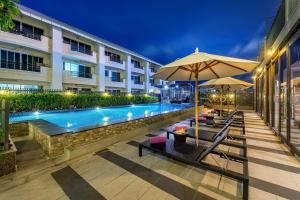 Bazén v ubytování PLAAI Prime Hotel Rayong SHA Extra Plus nebo v jeho okolí
