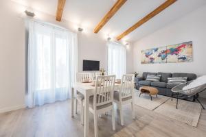 een woonkamer met een tafel en een bank bij Lovely and bright apartment in the heart of Banyoles in Banyoles