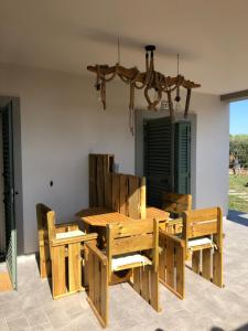 マリーナ・ディ・グロッセートにあるil Mandrioloの木製テーブルと椅子付きのパティオ