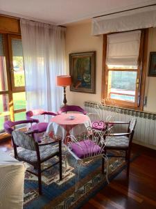 a living room with a table and chairs at Preciosa casa independiente con piscina cubierta y gran jardín privados in Haro
