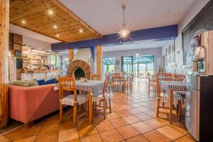 Restaurace v ubytování Domy na Wodzie na Mazurach + 36 fotografií