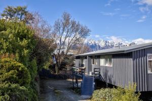 een gebouw met een trap ernaast met bergen bij Scenic Apartment 1 in Queenstown