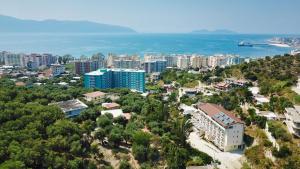 uma vista aérea de uma cidade com edifícios e o oceano em Monte Mare Hotel em Vlorë
