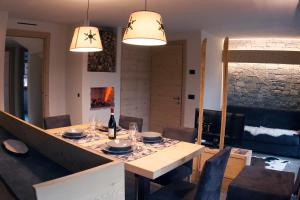 uma sala de jantar com uma mesa e duas luzes em CHALET REMI - DOMIN em Livigno