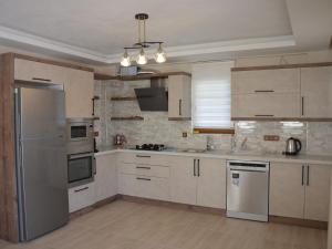 A kitchen or kitchenette at Konak Sari